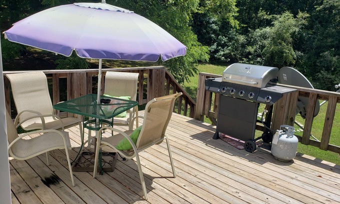 Guion Cottage | Cozy country cottage. Half a mile from the river.