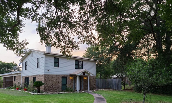 Burton House | Cozy Country Cottage - Lake Somerville