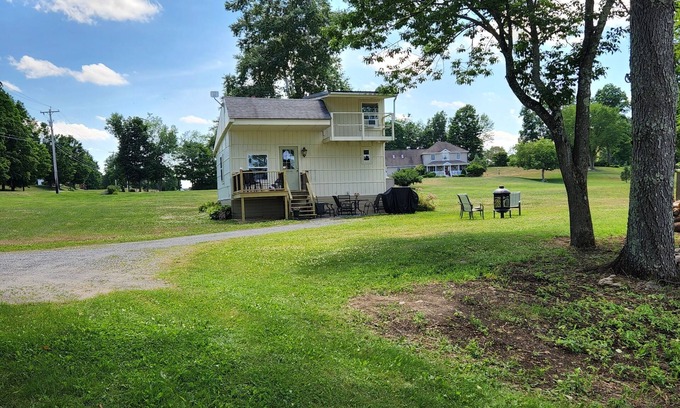 Greenwich Cottage | Cozy Country Cottage located in Greenwich, NY