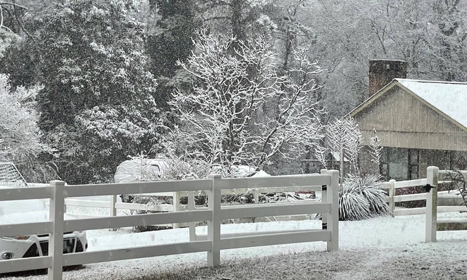 Nacogdoches Other | Cozy country farmhouse, 3 bedrooms, an office/bonus room, WiFi and AC. Pets OK.