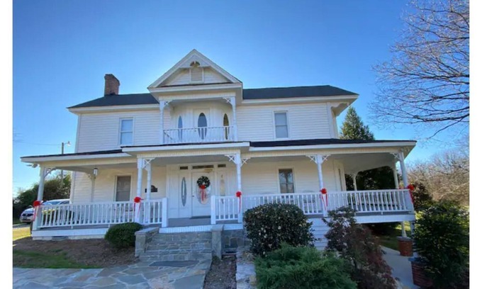 High Point House | Cozy, Country Farmhouse, Entire House