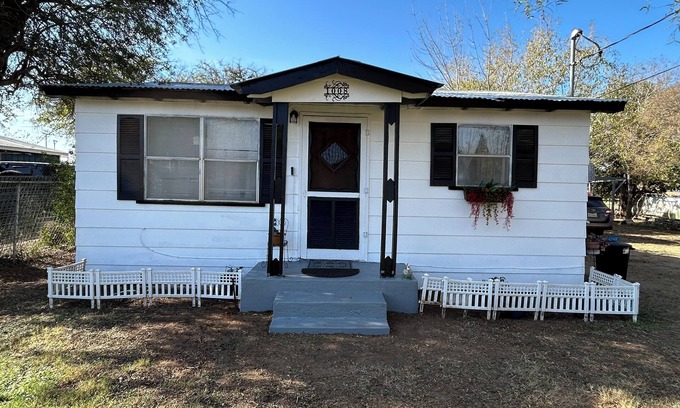 Cotulla House | Cozy country feel 2-bedroom house in Cotulla with WiFi and ACnpets welcomed