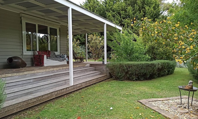 Moyarra Cottage | Cozy country home in the hills