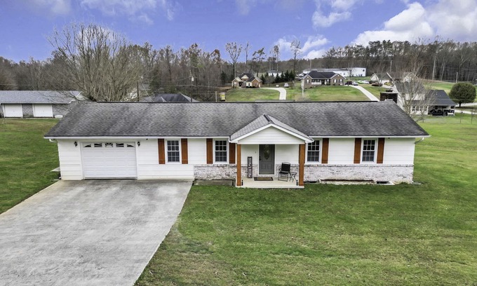 Rocky Top House | Cozy country home on 1.5 fenced acres - 10 min from Norris Lake & ATV Trails