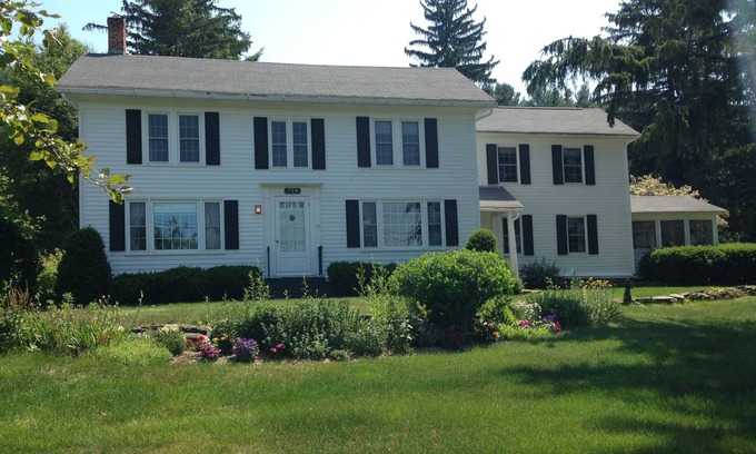 Sheffield House | Cozy Country Home, Perfect City Escape