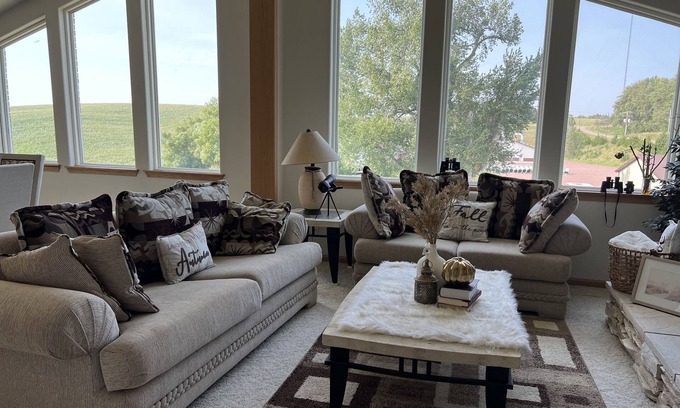 Burbank Apartment | Cozy country house retreat- your home in nature