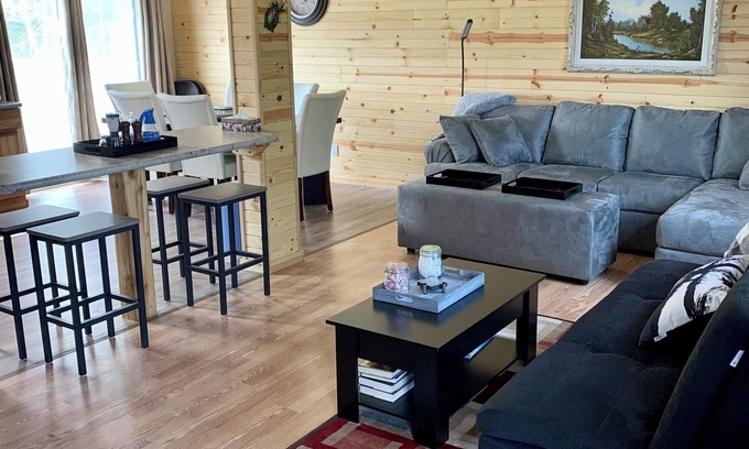 Thunder Bay House | Cozy Country Inn-country in the City. 3 bdm 2 bath home- renovated like new.n