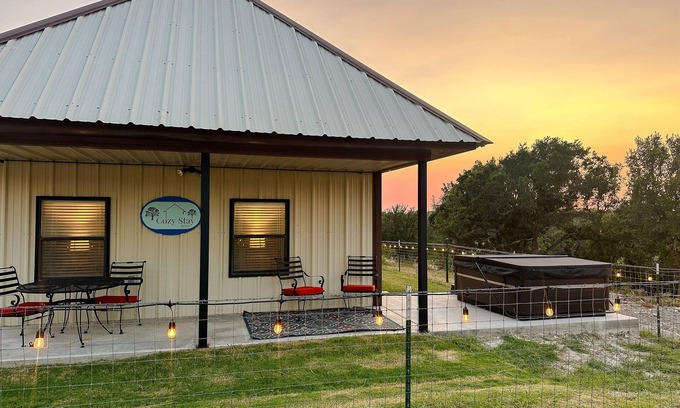 Goldthwaite House | Cozy Country Stay! Hot Tub + Nature Views