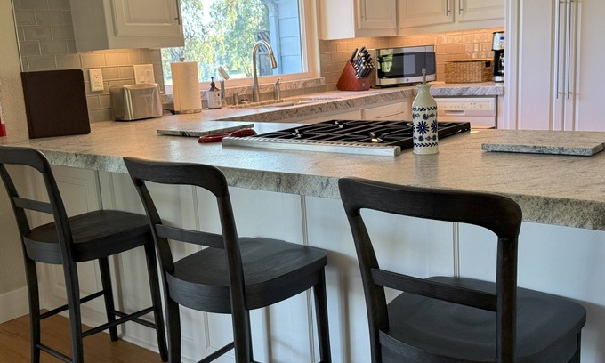 Exeter House | Cozy countryside home on 5 private acres - 30 min. to Sequoia Park entrance