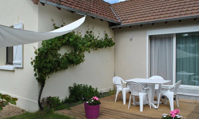 Montbazon Cottage | Cozy Couple's Getaway: Charming House with Garden, Fireplace, and Free WiFi