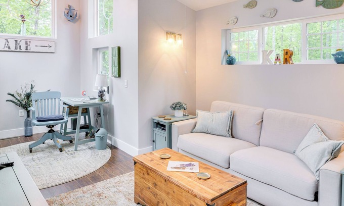 Smithville House | Cozy Couple's Retreat w/Hot Tub in Smithville!