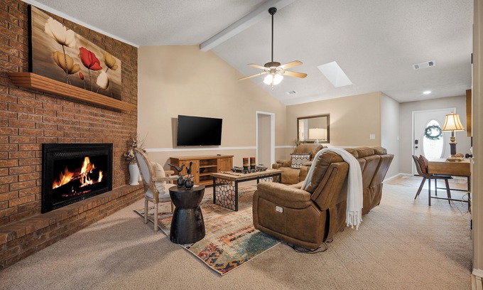 Van Buren House | Cozy Cove-Cute 3BR in Town