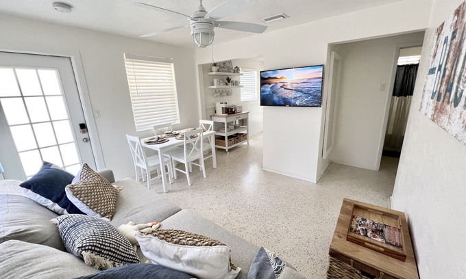 Roberta Heights In Oakdale Park House | Cozy Crab House, Beachside, Walk to Beach & River, Coffee Bar & Fire Pit