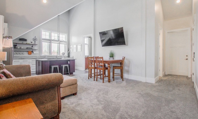 Belmar Park Apartment | Cozy Craftsman 10 Minutes from Denver