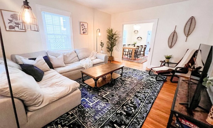 Roselawn Finance House | Cozy Craftsman | East Hyde Park