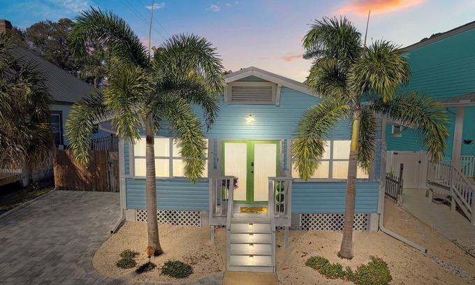 Bradenton House | Cozy Creekside Bungalow