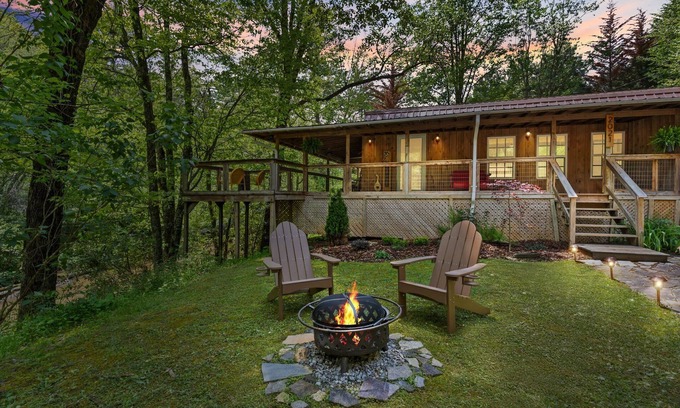 Hillsville Cabin | Cozy creekside cabin w barrel sauna, covered wraparound deck - pet friendly!