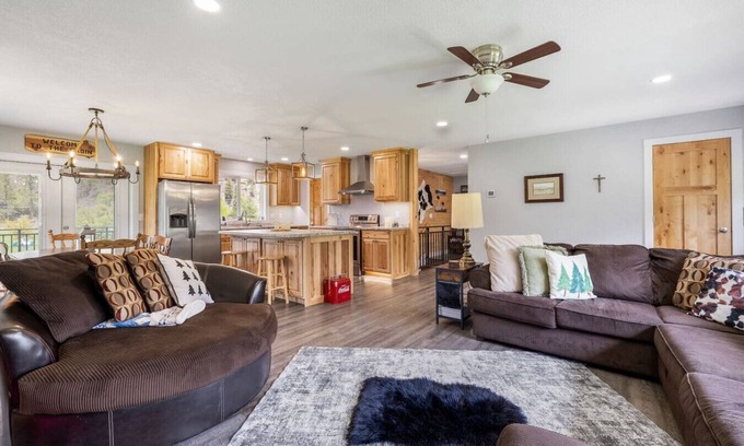 Rimrock House | Cozy Creekside Cabin