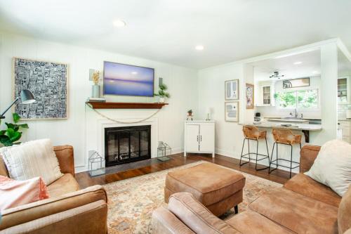 Knoxville House | Cozy Creekside Rancher-Heart of Downtown Knoxville