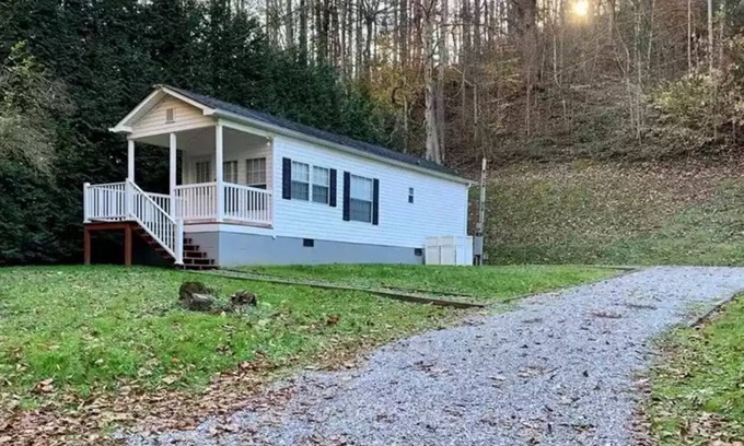 Canada Cottage | Cozy Creekside Tiny Home w/Full Kitchen - Walk to Distillery