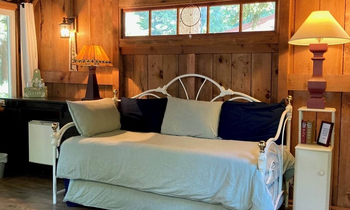 Newaygo Cabin | Cozy Croton Pond Cabin