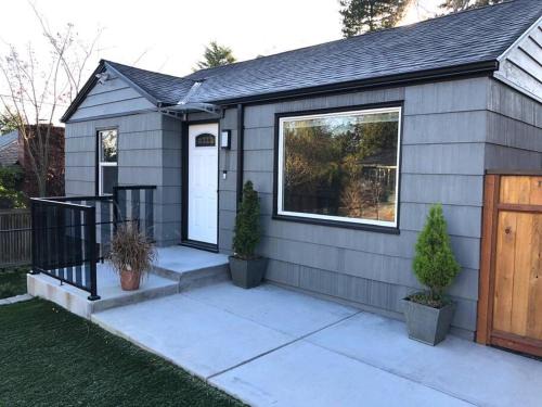 Crown Hill Apartment | Cozy Crown Hill Carkeek Cottage w/3 Beds, Full Kitchen & Backyard in North Seattle
