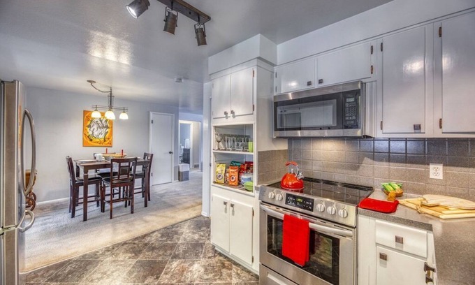 Lakewood Apartment | Cozy Cul-de-Sac Stay | Garage | Kitchen + Sunroom