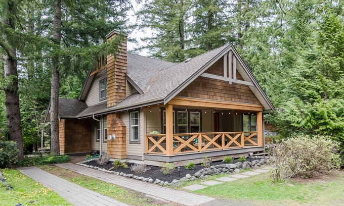 Lindell Beach House | Cozy Cultus Cottage with Shared Pool and Hot Tub. Pet-Friendly!