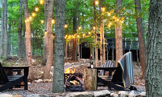 New Market Ski Chalet | Cozy & Curated w Fire Pit, Fireplace & Fast WiFi