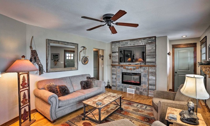 Custer House | Cozy Custer Cottage: Family-Friendly, SD Charm, Bar, Deck & Walk to Dining