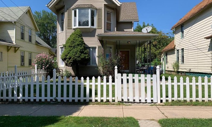 Cleveland Apartment | Cozy Daisy 2 Bedrooms With Patio, Wi-Fi, Parking & Self Check In