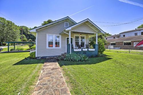 Damascus House | Cozy Damascus Cottage with Porch and Trail Access!