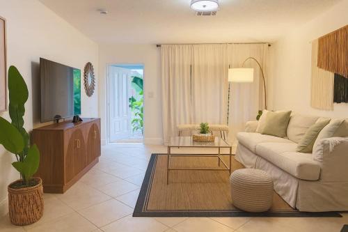 Dania Beach House | Cozy Dania Beach House with Fenced Backyard