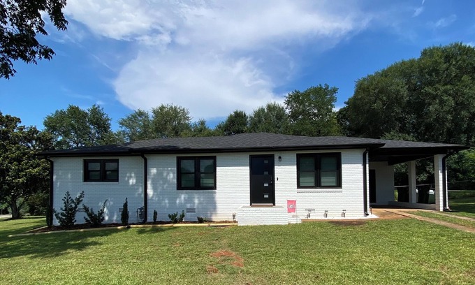 Athens House | Cozy Dawg retreat in Athens.
