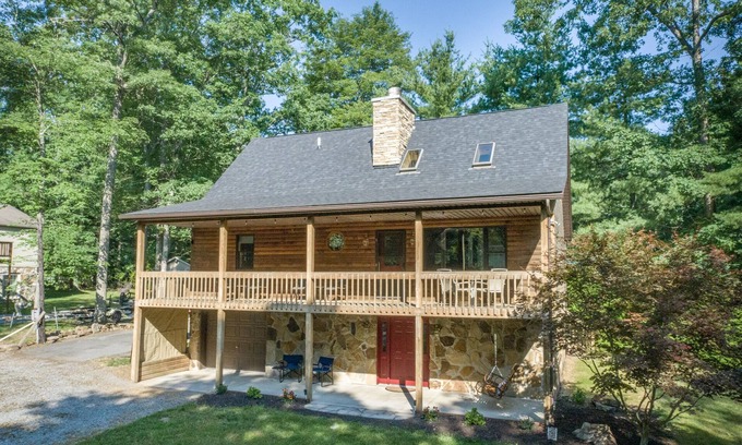 North Glade Hills House | Cozy DCL Cabin with Hot Tub Firepit & Dock Slip