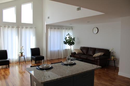 Newark House | Cozy & Deluxe Apartment - EZ Access to NYC
