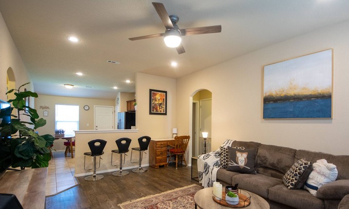 Highfill House | COZY DEN! Practical 3BD 2B home with fenced back yard