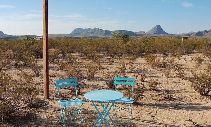 Alpine House | Cozy desert eco-glamper with pool, shower, laundry, wifi, pet-friendly.