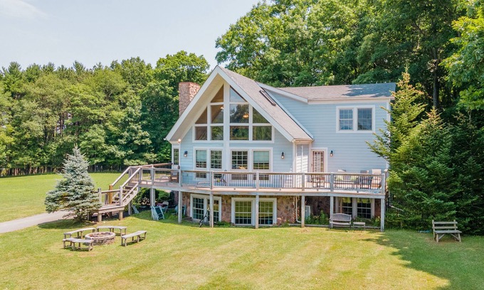 Swanton House | Cozy Dog Friendly Blue Home Near Lake w/Huge Yard