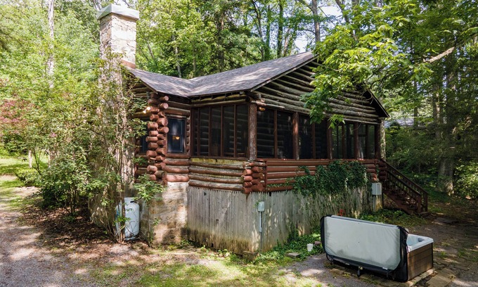 Thayerville House | Cozy Dog Friendly Cabin w/Hot Tub & Lake Access