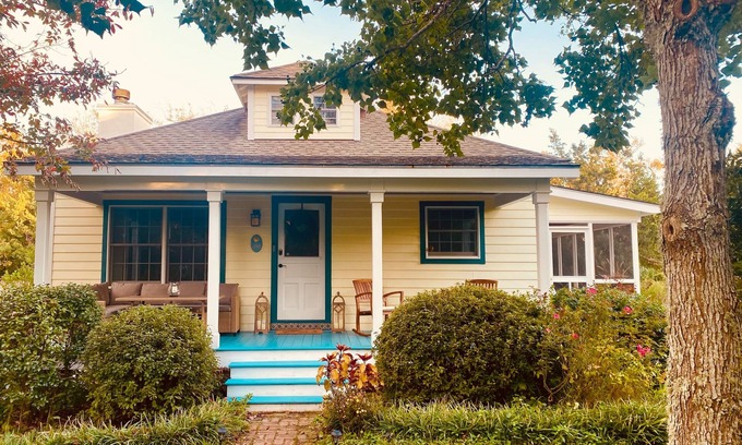Morehead City Cottage | Cozy Dog-Friendly Cottage in Heart of Beaufort