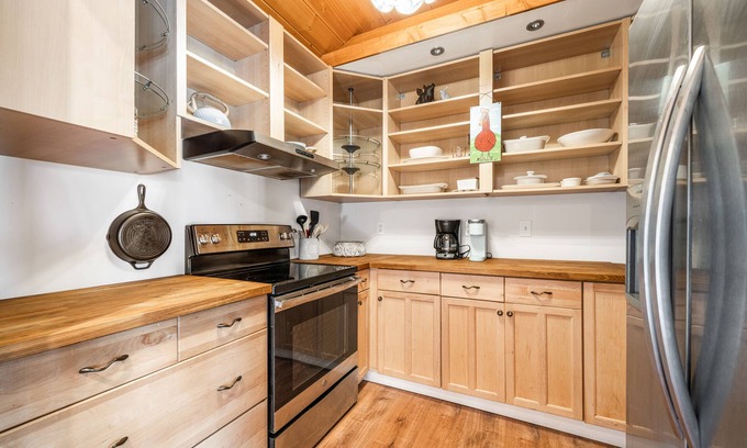 Ellijay House | Cozy dog-friendly home with mountain views, large balcony, wood stove & AC