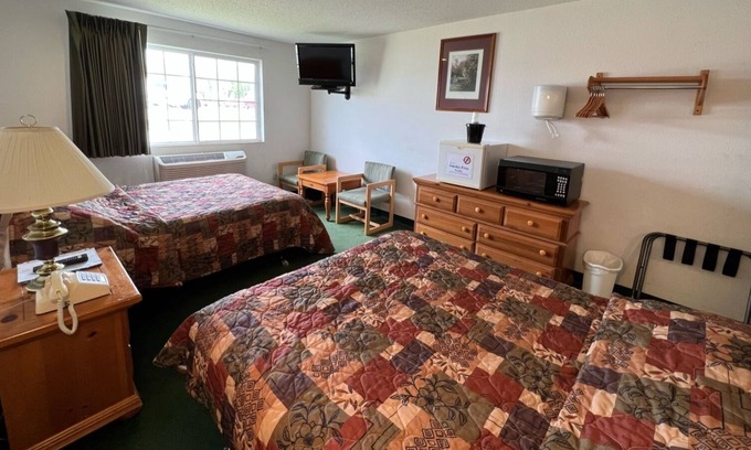 Renault Bed & Breakfast | Cozy Double Queen Economy Room with Free Breakfast