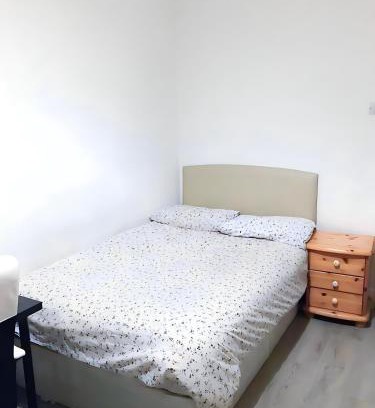 Glasnevin Bed & Breakfast | Cozy Double Room in Shared House R4 with Desk, Drumcondra, Dublin