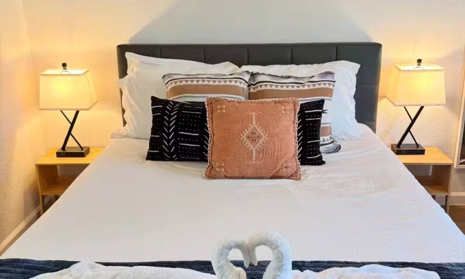 Hyde Park Apartment | Cozy Downtown studio