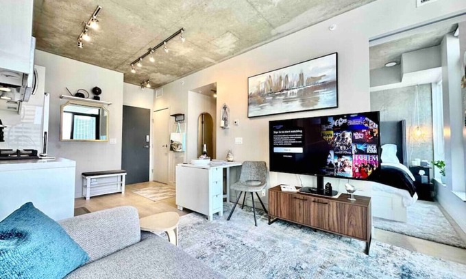 Connaught Apartment | Cozy DT Fantastic Amenities View Private Parking