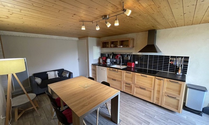 Saint-Jacques-des-Blats Apartment | Cozy duplex with balcony near slopes