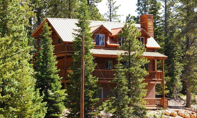 Meadow View Heights Cabin | Cozy Duck Creek Cabin With Heated Deck and Fire Pit