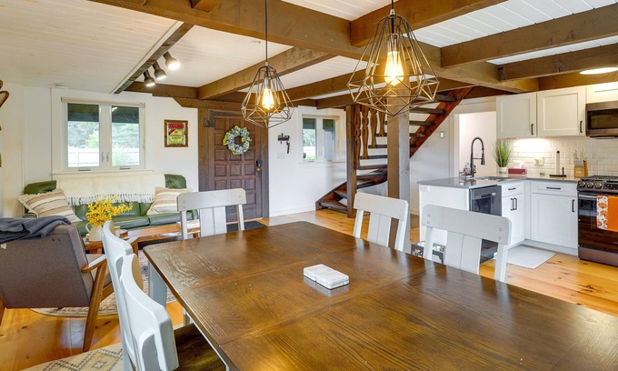 Peru House | Cozy Duplex < 4 Mi to Bromley Mountain Ski Resort!