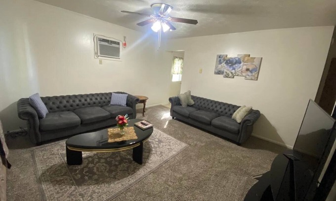 Oxford House | Cozy duplex home, 2 mins from Miami U and downtown.